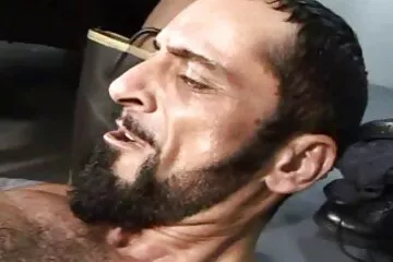 ساعد الرجل بكل سرور زملائها في السكن في رقص نار سكسي الحصول على هزة الجماع