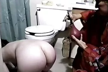 أوضحت زوجة الأب للفتاة الشابة الخجولة كيفية القيام بالكوني. سكس نار رقص