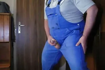 على سطح الفندق يشتكي أحمر الشعر تحت الديك الأسود سكسي نار نار