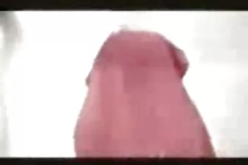 شد زوجته في الملابس الداخلية والجوارب فوق الكوكان. سكسي متحرك نار