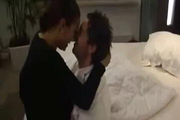 فتاة نيجريتية تأتي لتدليك الديك سكس رجالي نار فقط