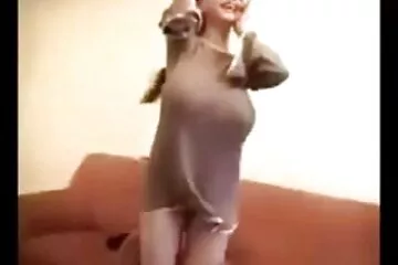 في السيارة ، سكسي بنات نار تمتص صديقة الديك لصديقتها