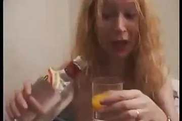 المدلك سكسي نار نار يمارس الجنس مع عميل مبتل وزميل يرتدي نظارة طبية