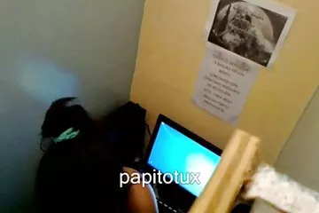 طورت فتاة ترتدي ملابس السباحة الجريئة قضيبًا اصطناعيًا موقع سكسي نار شرجيًا وأعطت الرجل المؤخرة