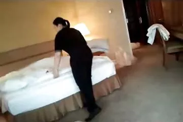 صرخت سكسي نار نار الملكة بصوت عالٍ من ممارسة الجنس مع حشد من الفرسان