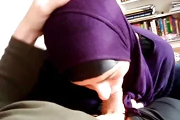 غسل الأطباق والإصبع كس في المطبخ. جسم سكسي نار