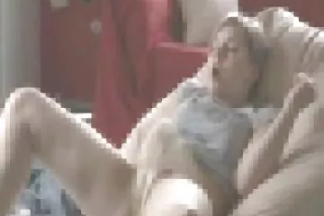 مارس الجنس في كس وخفض في فم سكسي جسم نار مخنث يرتدي نظارة طبية.